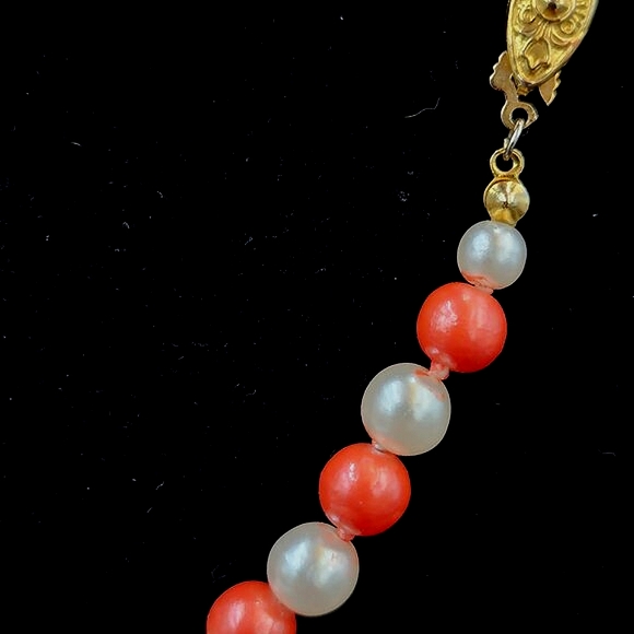 Vintage Faux Traditional and Coral Coloured Pearl Chocker Necklace - Picture 3 of 4